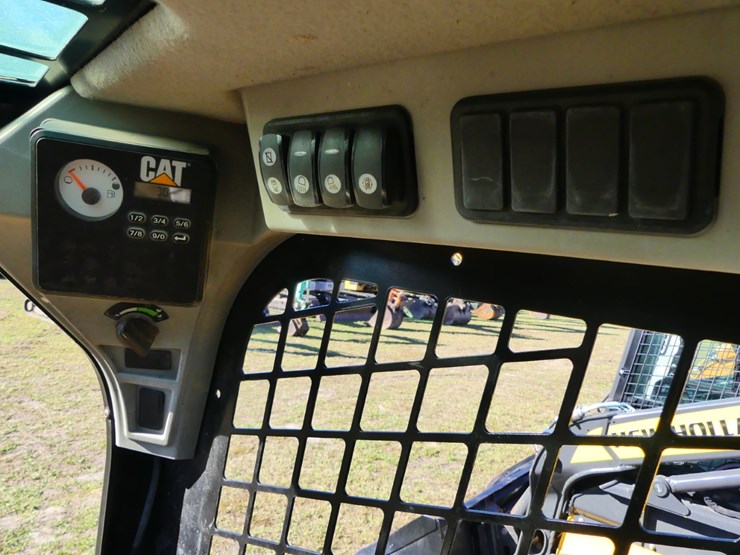 2015-caterpillar-257d-image-17