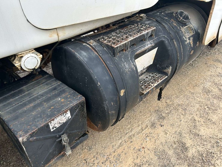 1989-mack-r690t-fuel-&-lube-truck-image-33