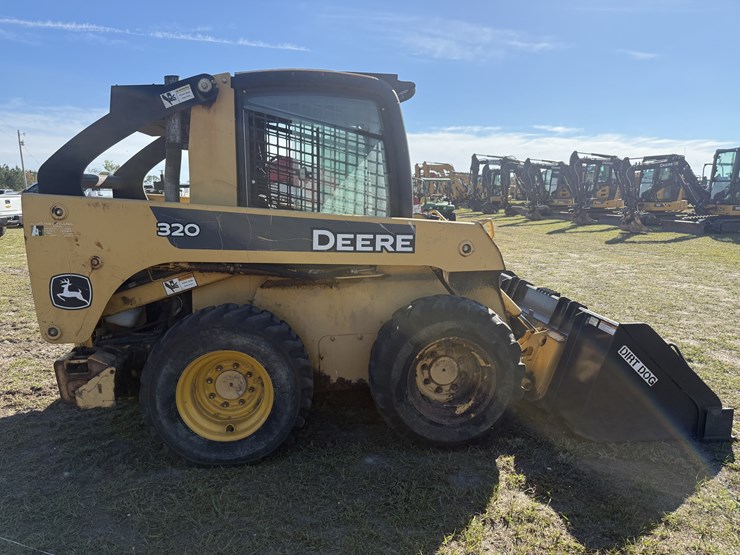 2008-deere-320-image-3