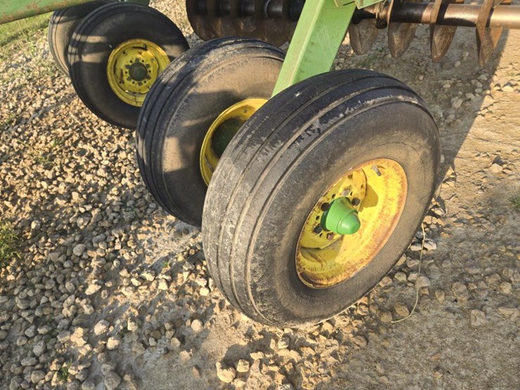 john-deere-220-image-5