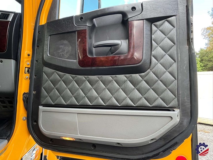 2020-freightliner-122sd-image-55