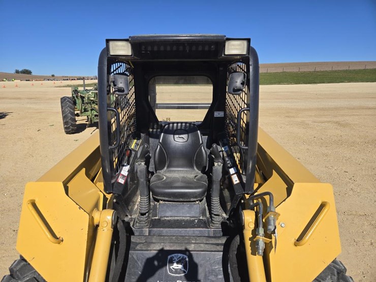 john-deere-325-image-17