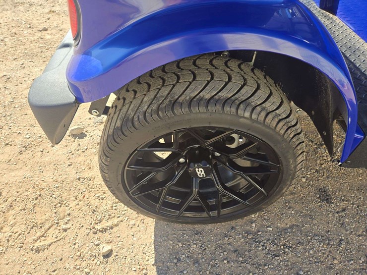 2024-gussi-italia-vivid-ev-peak-4f-lithium-golf-cart-image-8