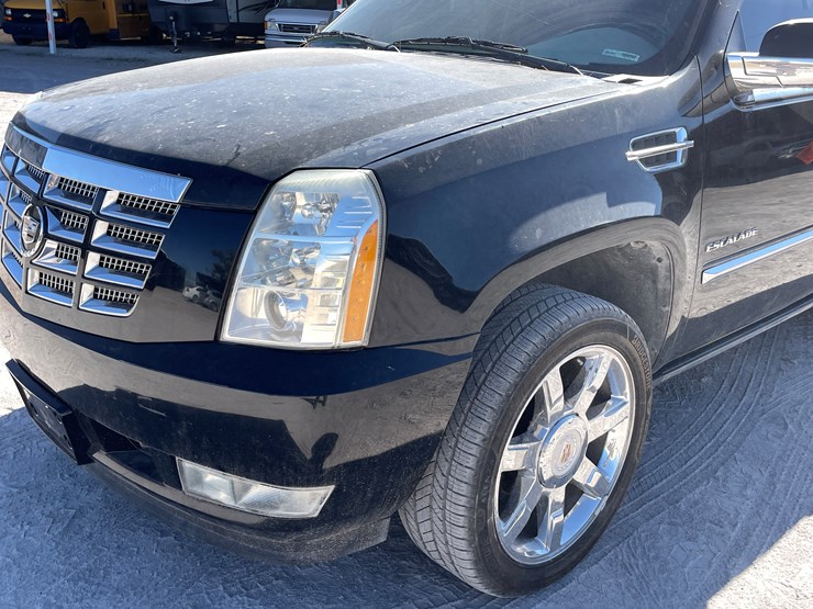 2010-cadillac-escalade-image-19