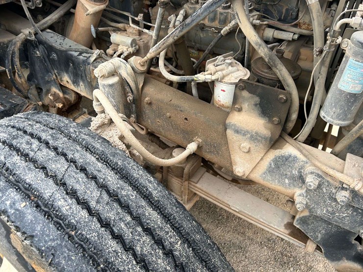 1989-mack-r690t-fuel-&-lube-truck-image-28