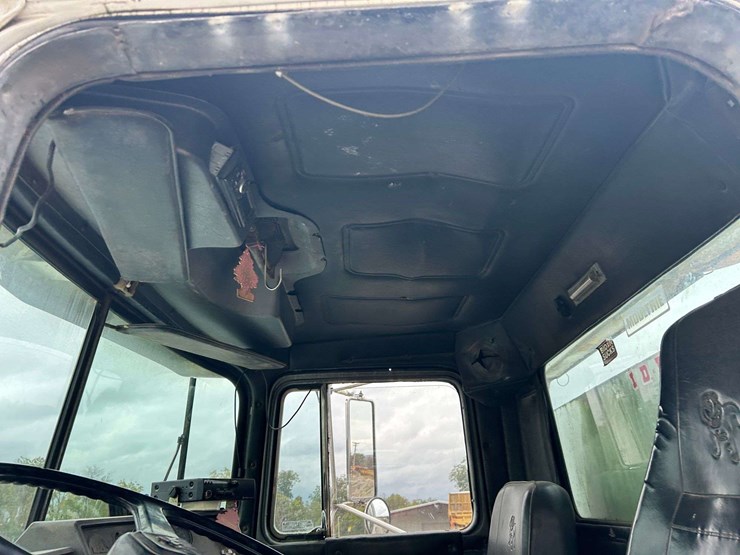 1989-mack-r690t-fuel-&-lube-truck-image-35