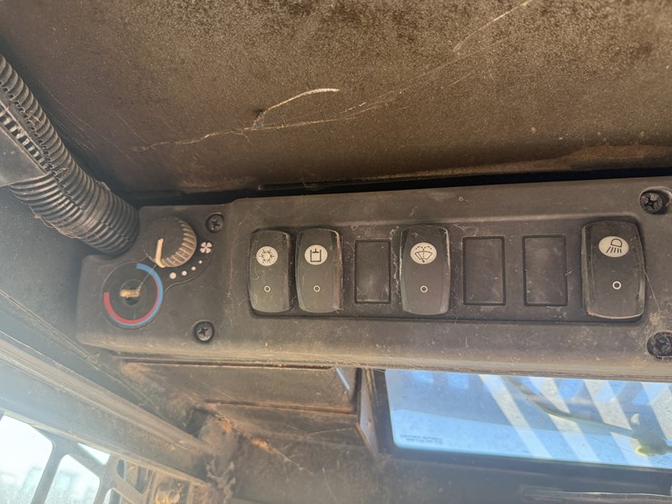 2008-deere-320-image-10