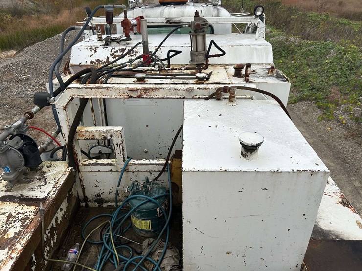 1989-mack-r690t-fuel-&-lube-truck-image-64