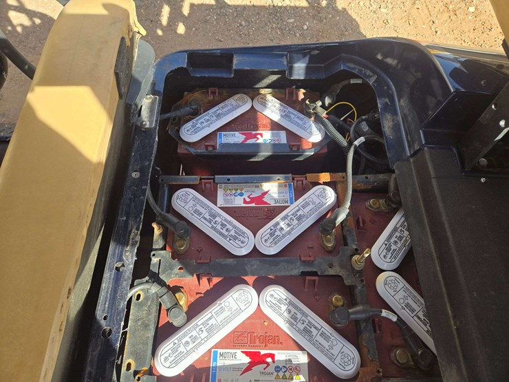 cushman-s61-shuttle-8-72-volt-golf-cart-image-12