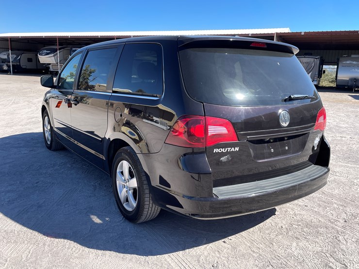 2010-volkswagen-routan-image-7