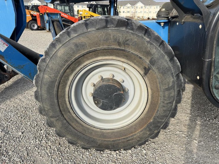 #1460-•-2014-genie-1056-telehandler-image-56