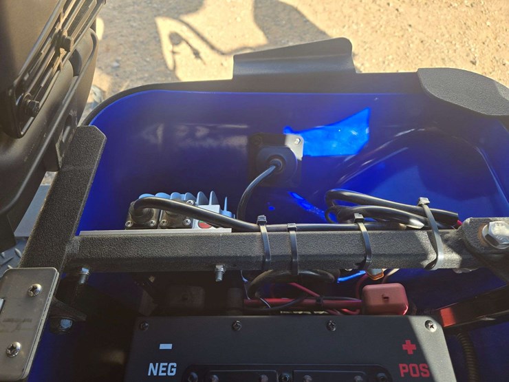 2024-gussi-italia-vivid-ev-peak-4f-lithium-golf-cart-image-16