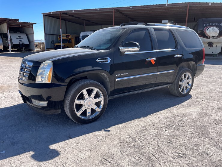 2010-cadillac-escalade-image-1