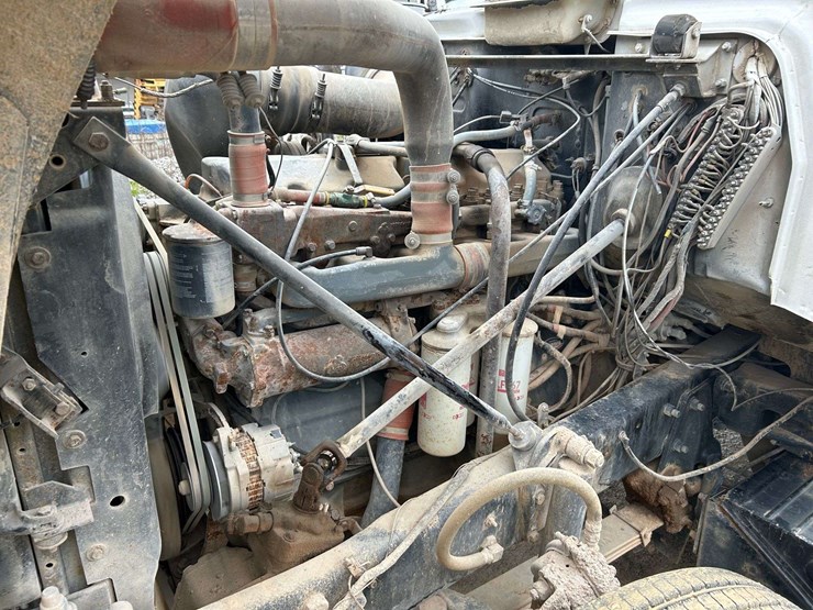 1989-mack-r690t-fuel-&-lube-truck-image-18