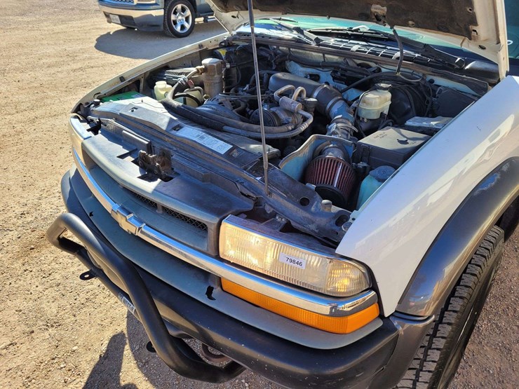 2000-chevrolet-s10-image-16