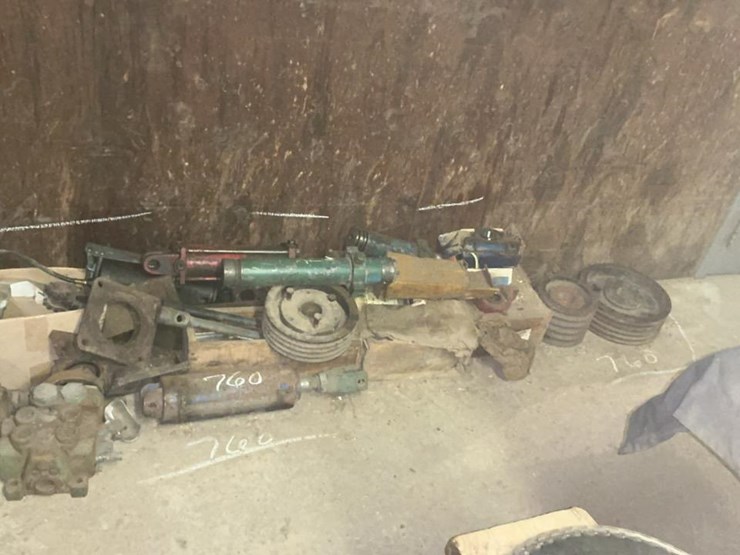 #760-•-pulleys,-cylinders,-and-assorted-parts-image-1