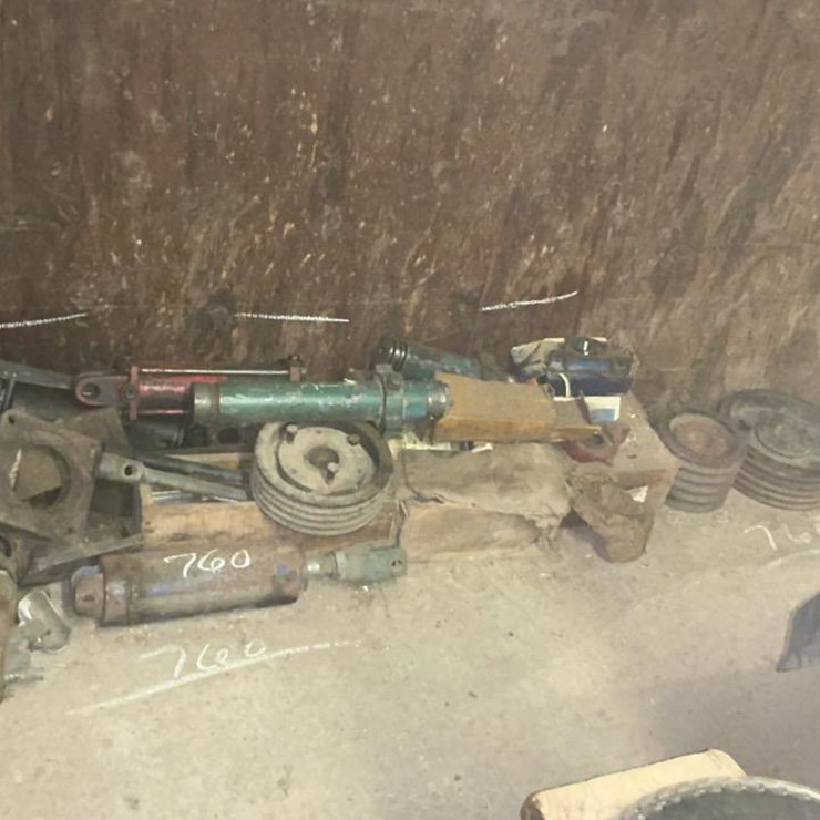 #760 • Pulleys, Cylinders, and Assorted Parts