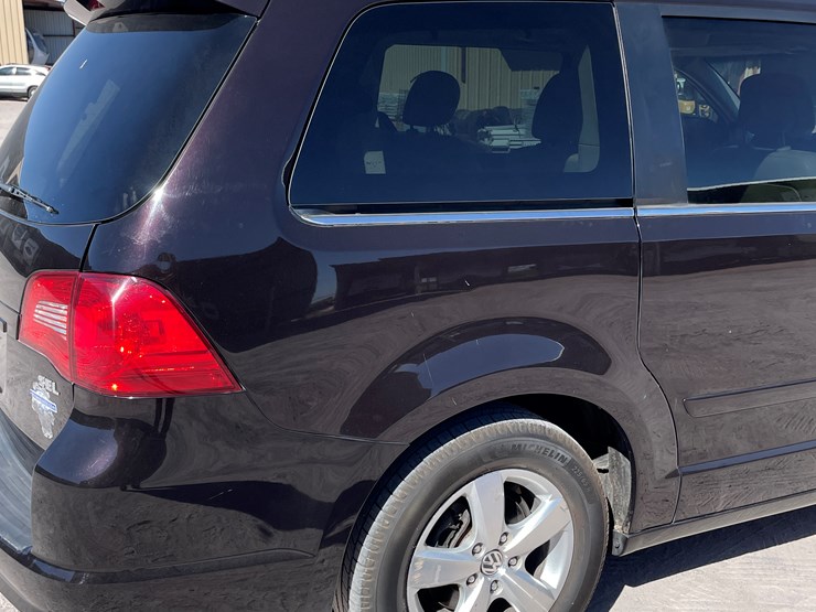 2010-volkswagen-routan-image-32