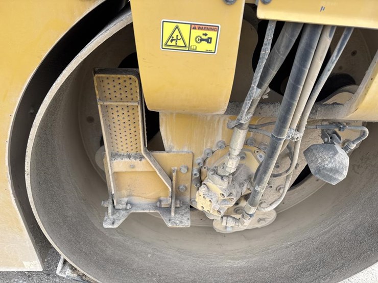 caterpillar-cb64b-image-15