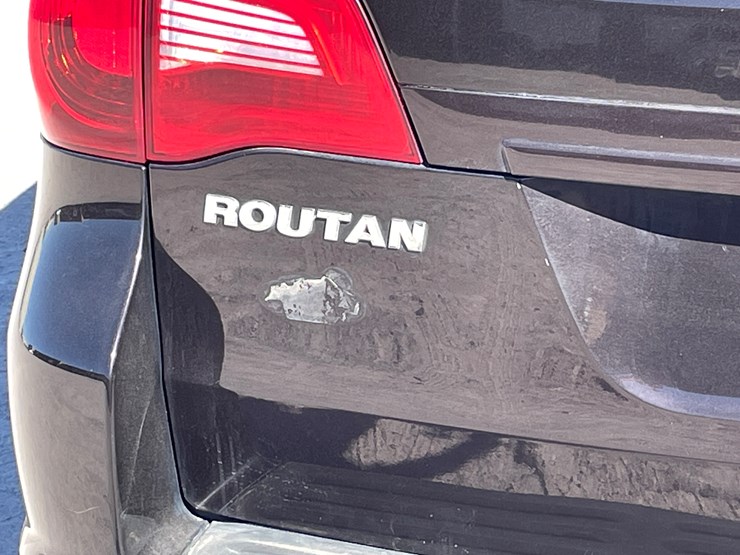 2010-volkswagen-routan-image-38