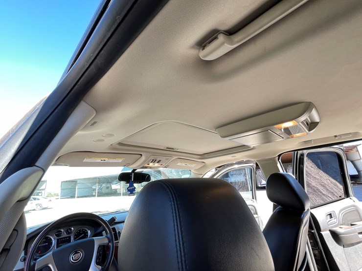 2010-cadillac-escalade-image-112