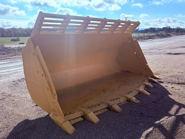 988b-spade-nose-loader-bucket-image-5