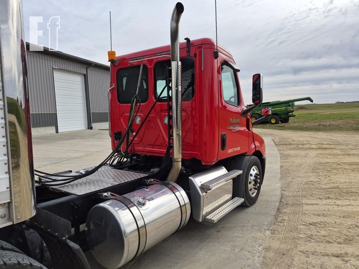 2018-freightliner-cascadia-116-image-8