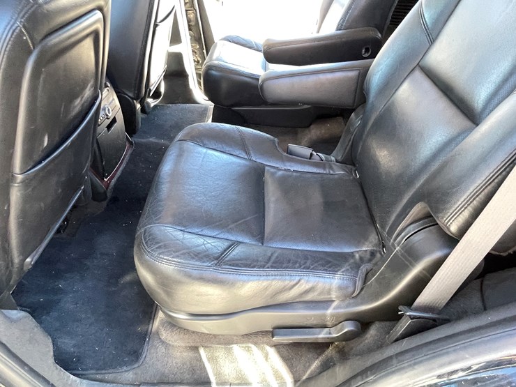 2010-cadillac-escalade-image-107