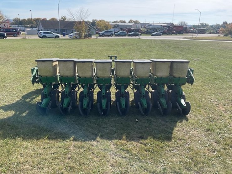 #52-•-1974-john-deere-p7100-planter-image-4