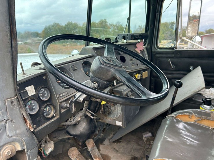 1989-mack-r690t-fuel-&-lube-truck-image-43