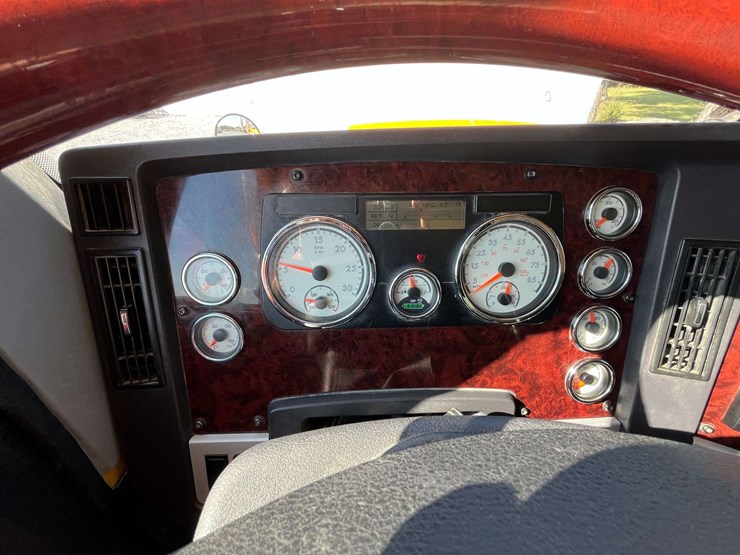 2020-freightliner-122sd-image-75