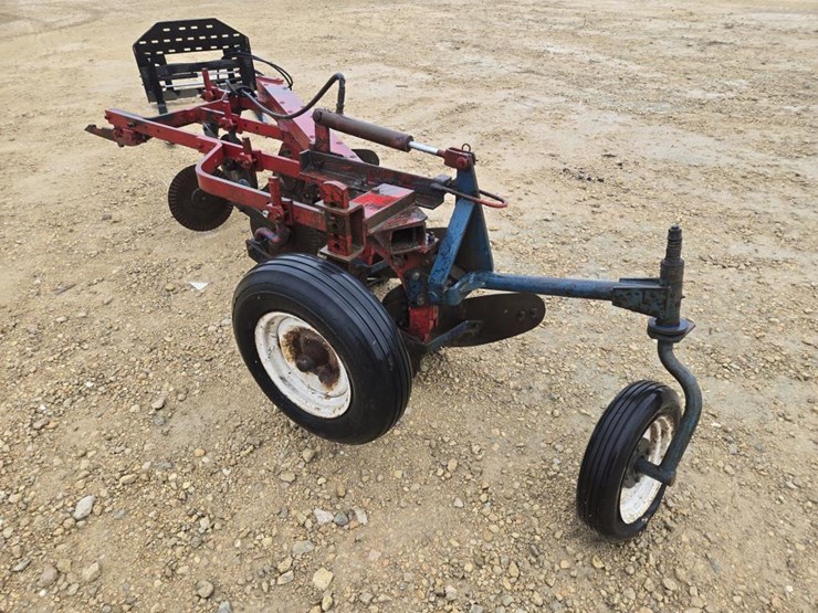 #5916-•-international-4-bottom-plow-image-5