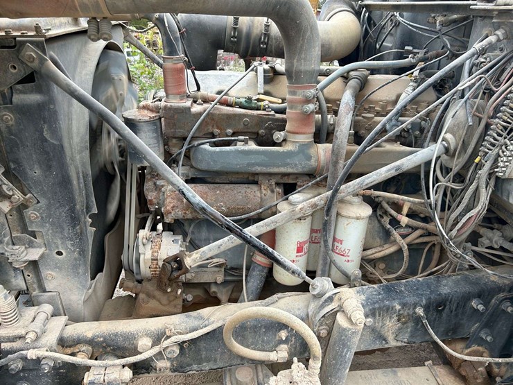 1989-mack-r690t-fuel-&-lube-truck-image-14