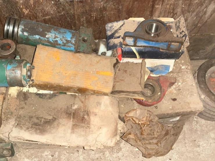 #760-•-pulleys,-cylinders,-and-assorted-parts-image-4