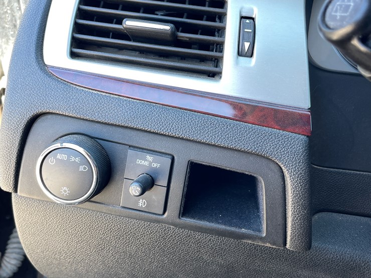 2010-cadillac-escalade-image-53