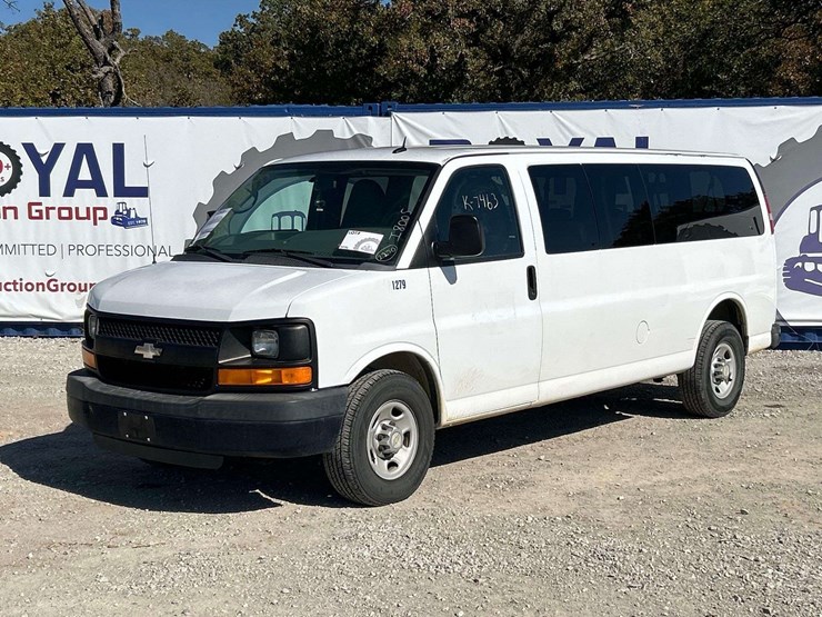 2013-chevrolet-express-3500-passenger-van-image-1