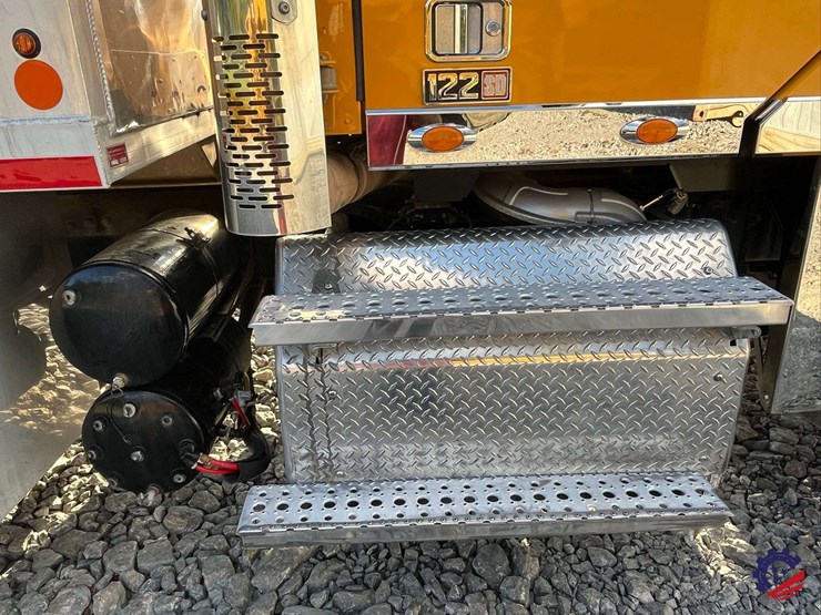 2020-freightliner-122sd-image-41