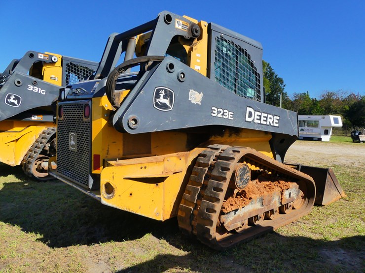 2018-deere-323e-image-3