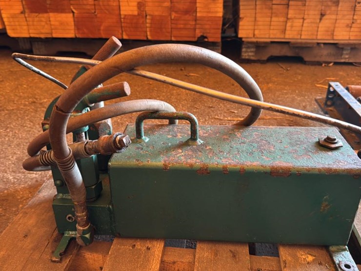 #221-•-manual-hydraulic-pump-image-3