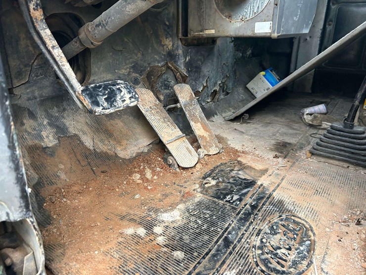 1989-mack-r690t-fuel-&-lube-truck-image-39