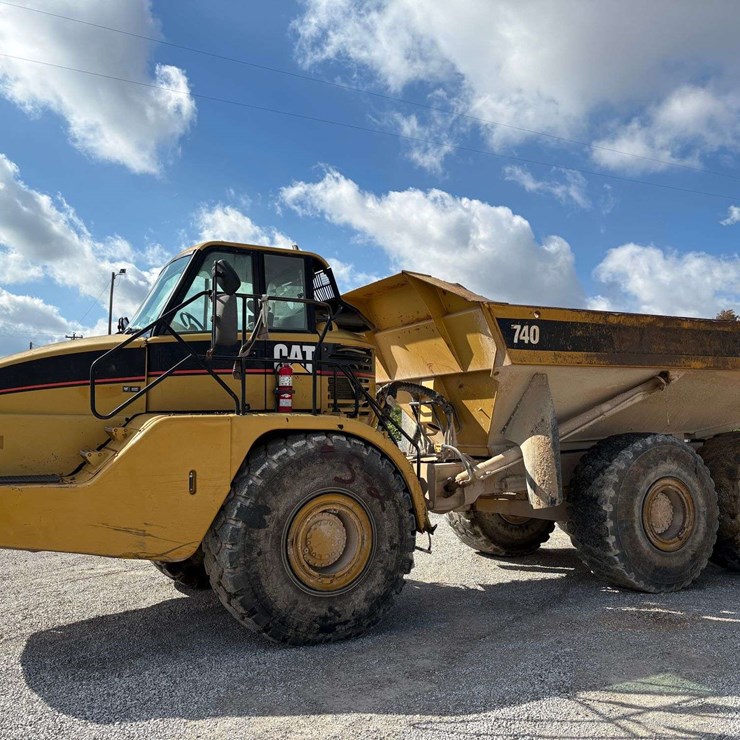 2006 CATERPILLAR 740