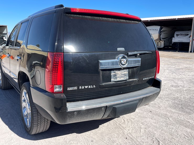 2010-cadillac-escalade-image-34