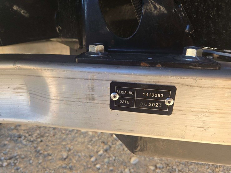 2024-gussi-italia-vivid-ev-peak-4f-lithium-golf-cart-image-23