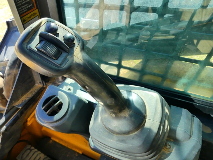 2023-deere-318g-image-15