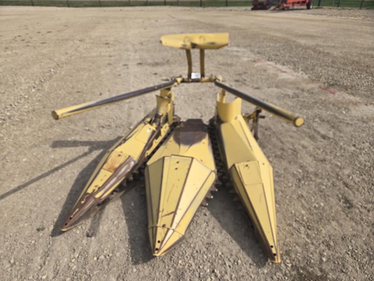 new-holland-824-image-1