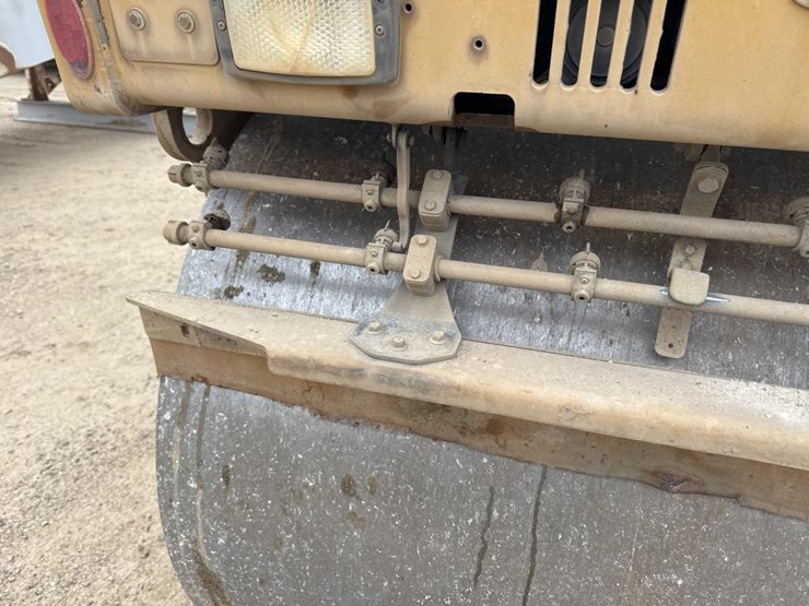 caterpillar-cb64b-image-26