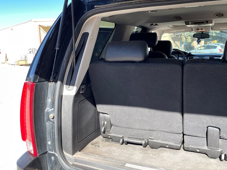 2010-cadillac-escalade-image-97