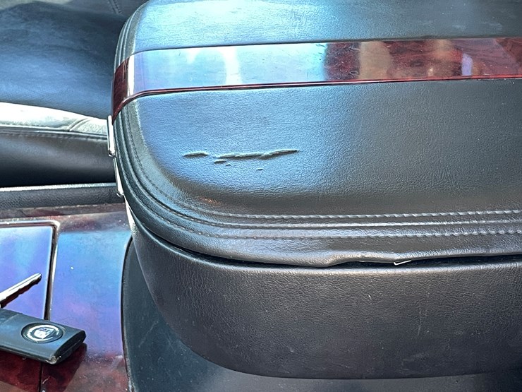 2010-cadillac-escalade-image-48