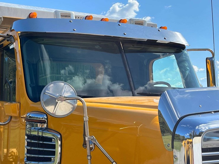 2020-freightliner-122sd-image-22