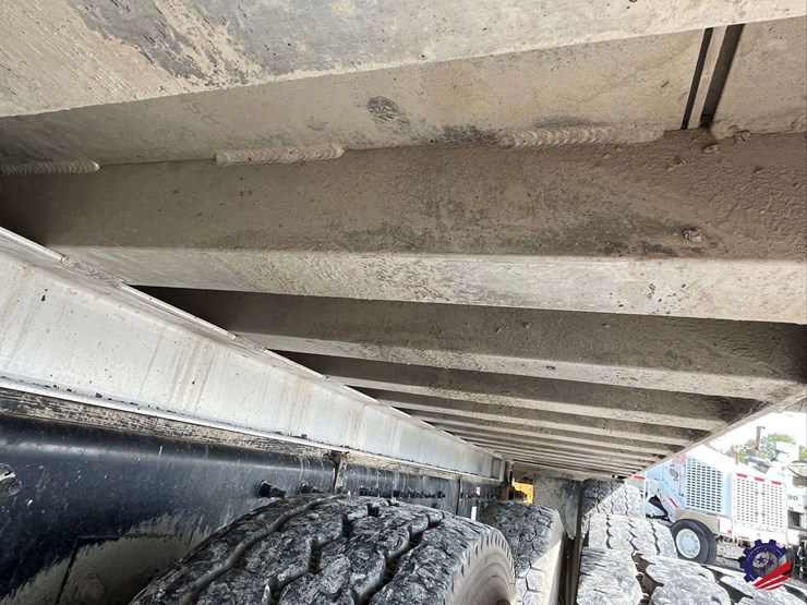 2020-freightliner-122sd-image-32